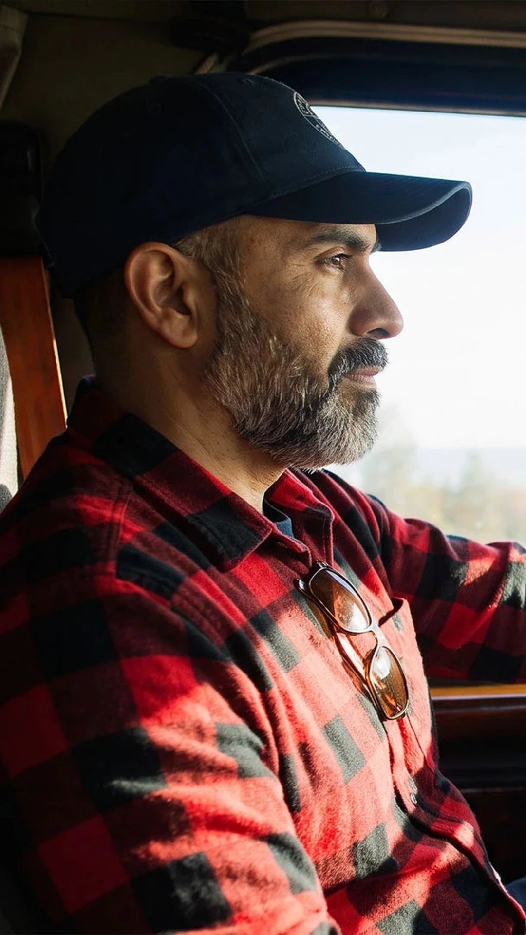 e4e-v5-hero-mobile-trucker-1080x1920.webp